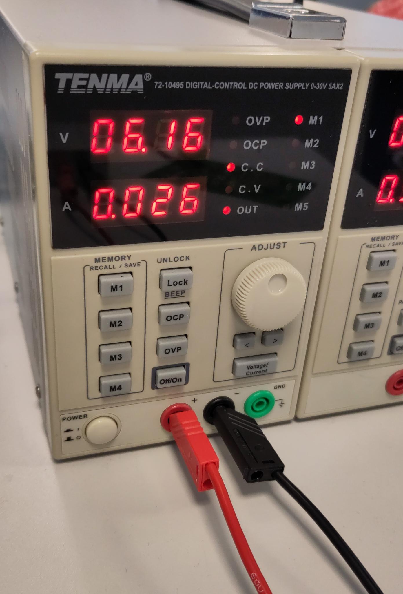 Labvoeding met een krappe stroomlimiet ingesteld, die ingrijpt zodra de print wordt aangesloten